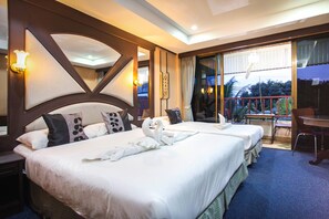 Habitació triple familiar | Minibar, caixa forta a l'habitació i escriptori 