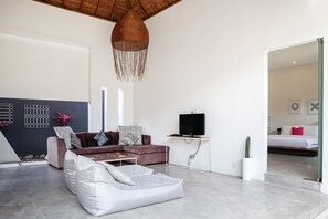 42-inch TV with satellite channels - Villa Turtle (Seminyak)