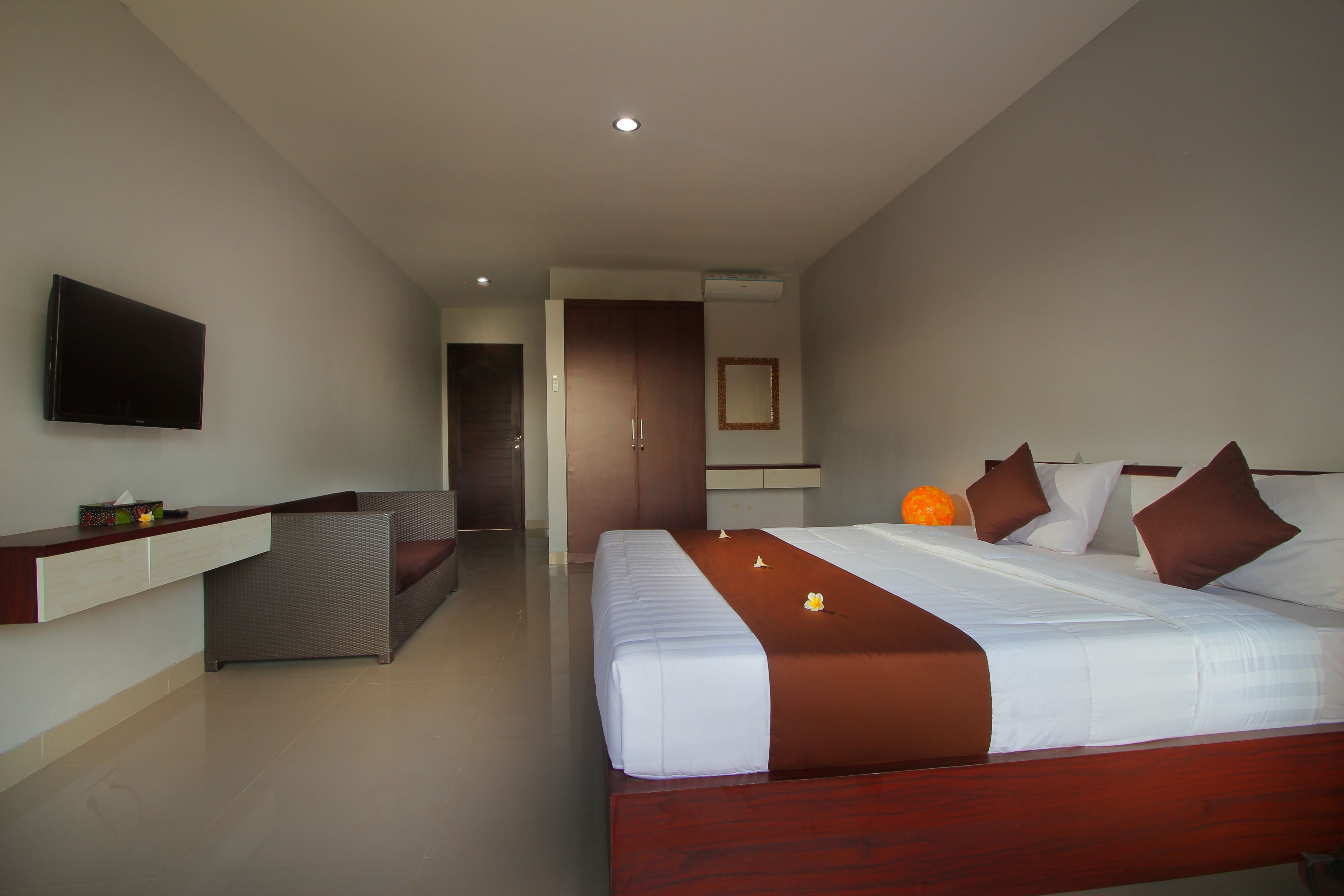 Desk, free WiFi, bed sheets