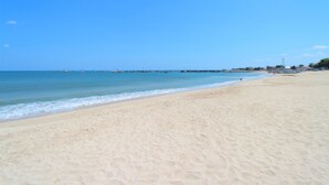 A wide sandy beach with calm water and a clear sky. - Sri Kandi Inn (Kedonganan)