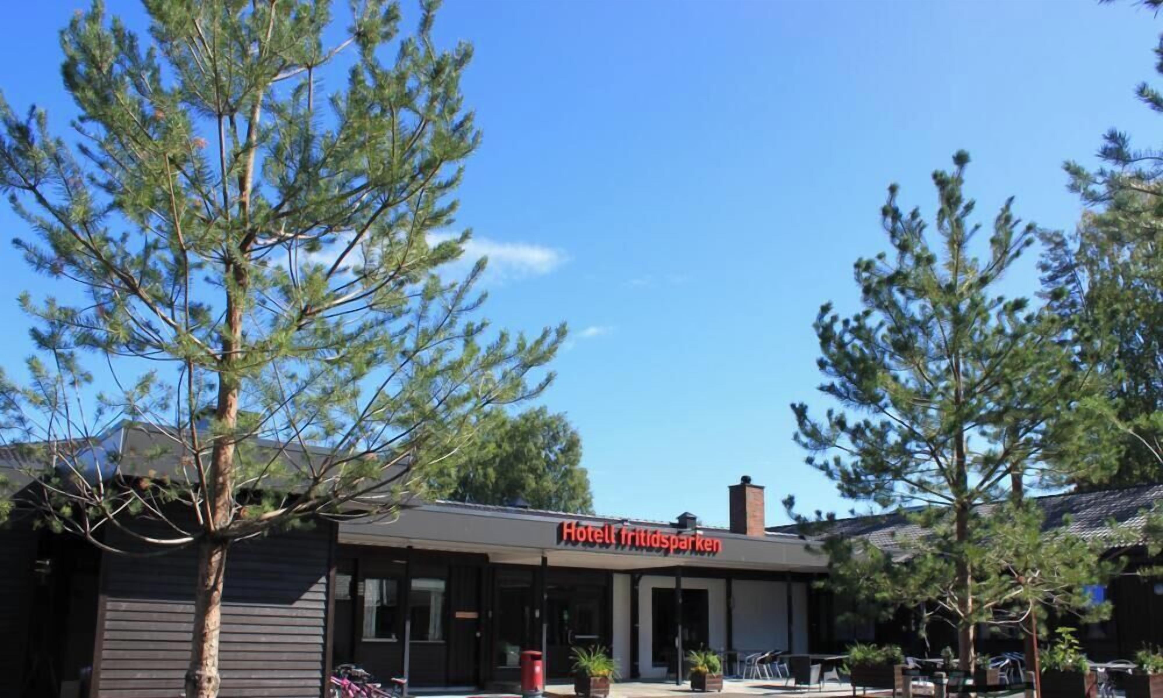 A building with a sign reading "Hotel fritidsparken".