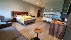 Quarto família (Superior for 6 people) | Ferros/tábuas de passar roupa, Wi-Fi de cortesia, roupa de cama