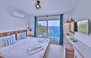 Deluxe-Zimmer, Balkon, Meerblick | Kostenloses WLAN, Bettwäsche