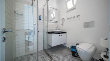 Ducha, artículos de tocador gratuitos, secador de pelo, toallas