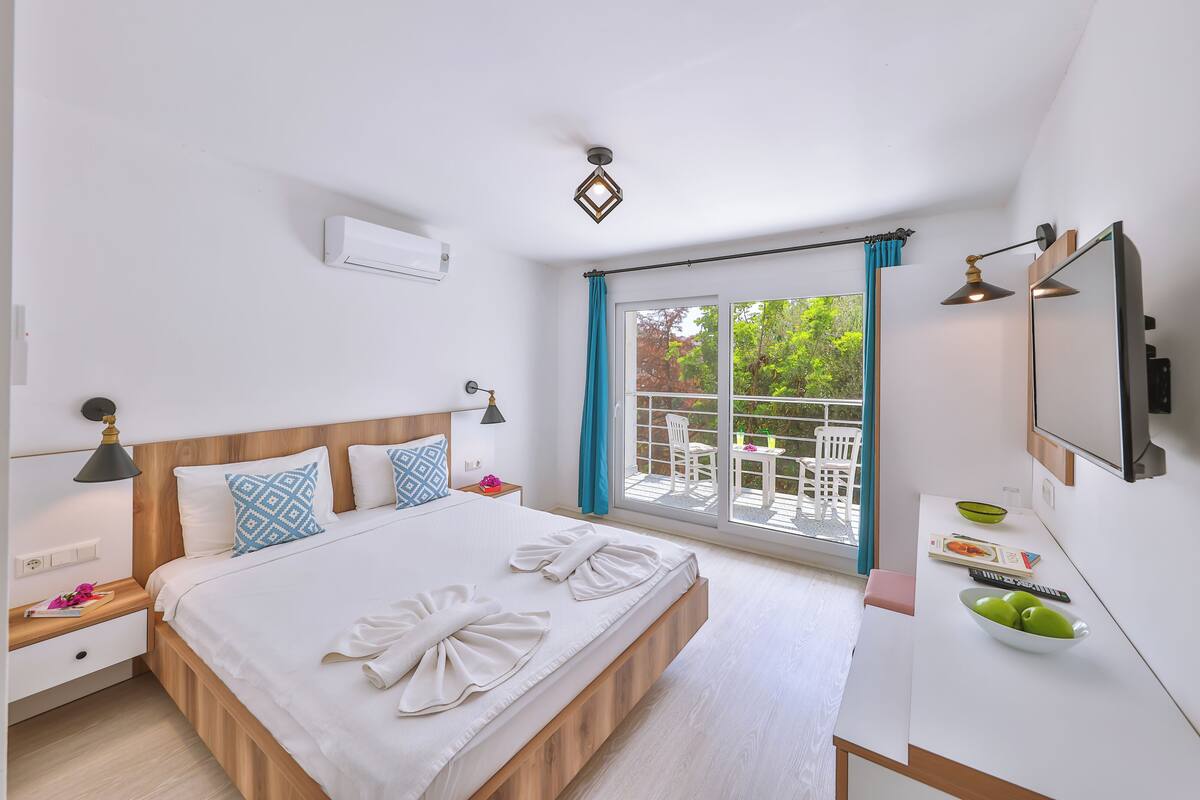 Double Room, Balcony, Garden View | WiFi (free), bed sheets