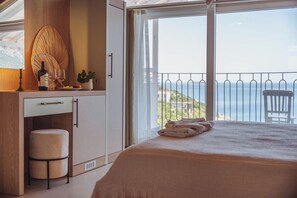 Habitación panorámica, 1 cama doble, balcón, vistas al mar | Wifi gratis y ropa de cama