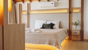 Un dormitorio moderno con cama, mesita de noche, aire acondicionado de pared y techo de madera.