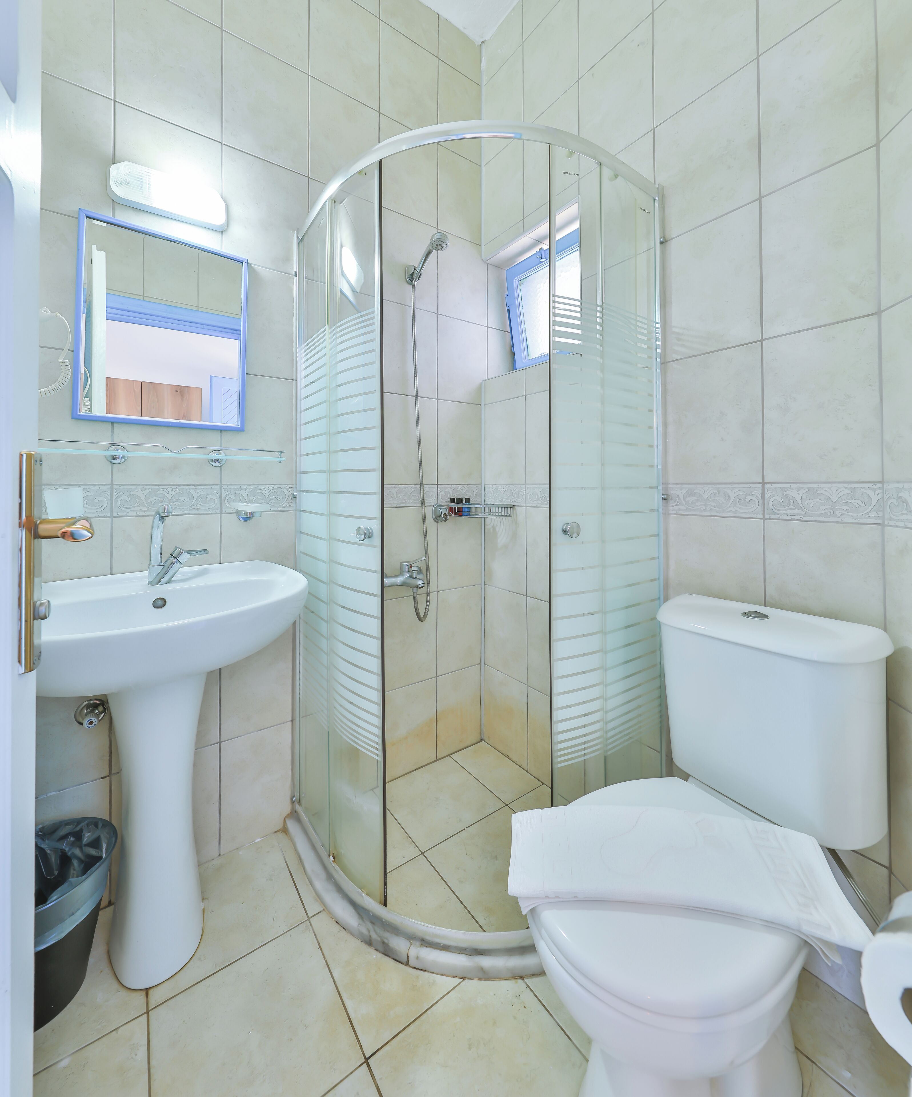 shower, free toiletries, hair dryer, towels