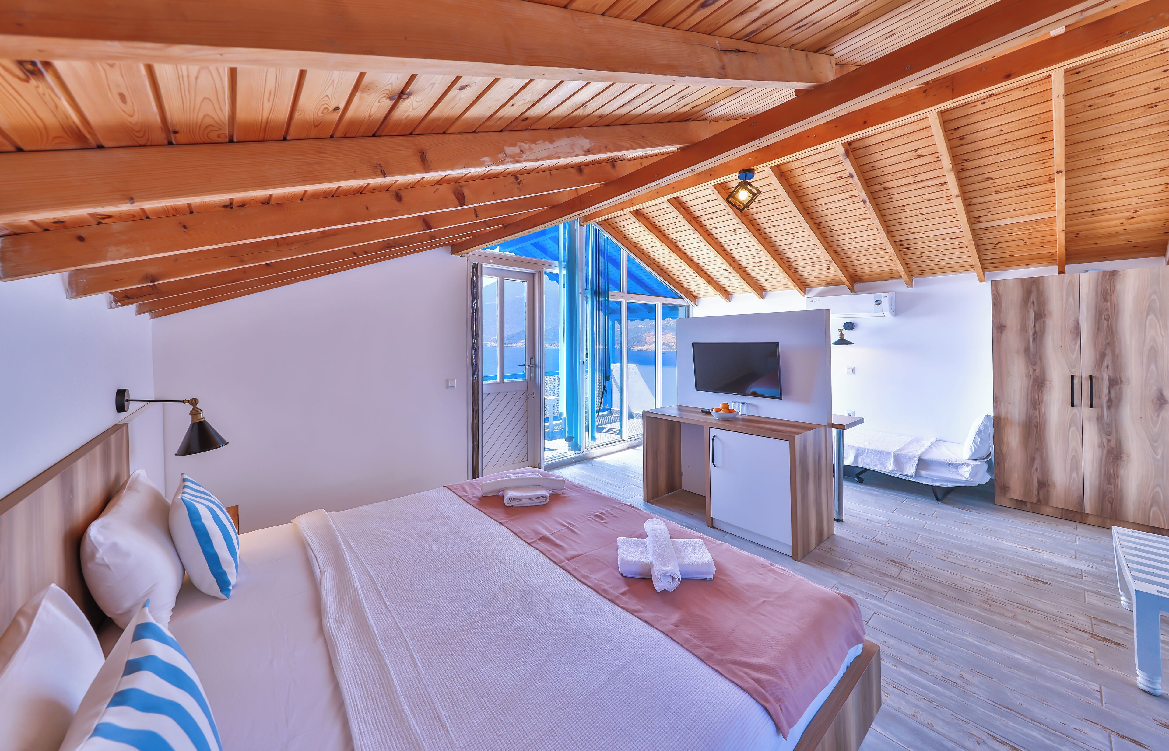 panoramic room, 1 double bed, balcony, sea view | free wifi, bed sheets