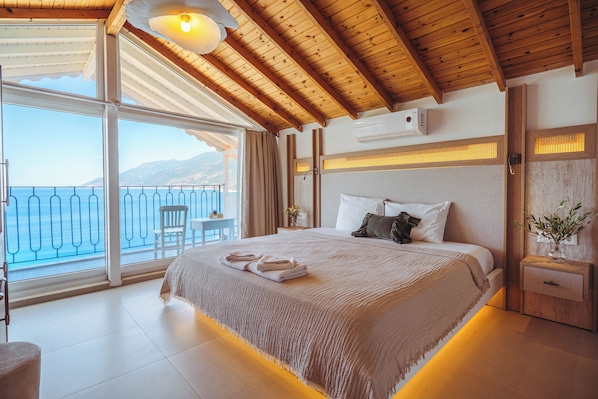 Habitación panorámica, 1 cama matrimonial, balcón, vista al mar | Wifi gratis y ropa de cama