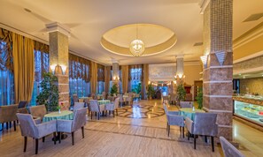 3 restaurants; breakfast, lunch, and dinner served - Royal Atlantis Spa & Resort (Manavgat)