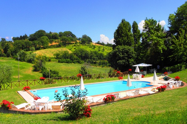 2 piscinas al aire libre, una piscina en la azotea, sombrillas