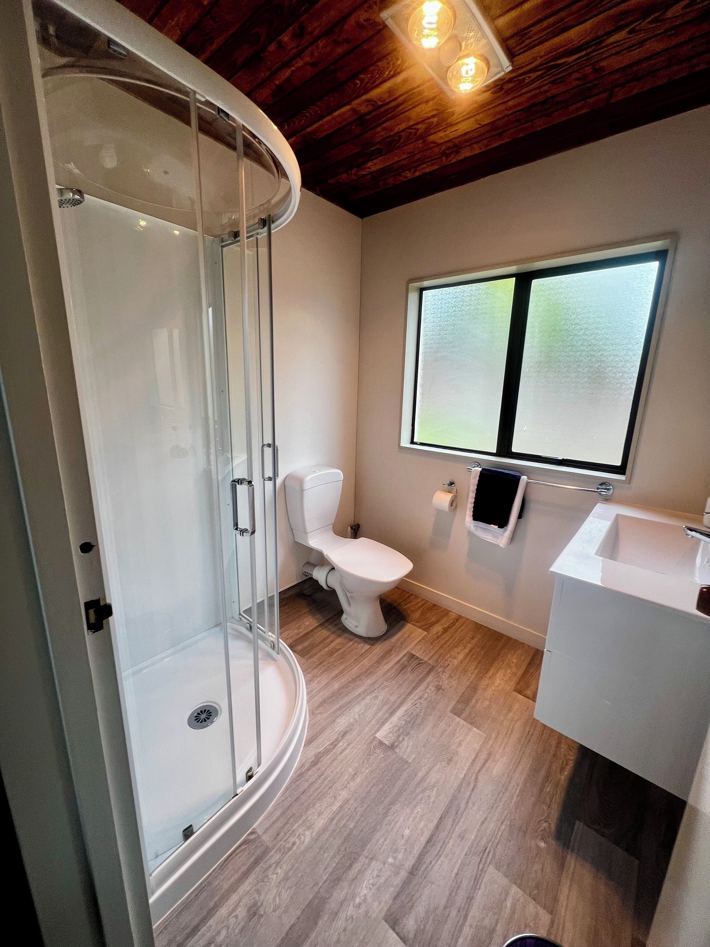 Apartment, 2 Bedrooms (Unit 4) | Bathroom | Shower, free toiletries, towels