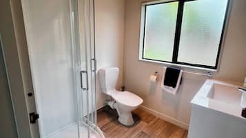 Appartement, 2 slaapkamers (Unit 4) | Badkamer | Een douche, gratis toiletartikelen, handdoeken