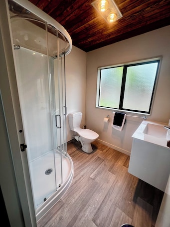 Apartment, 2 Bedrooms (Unit 4) | Bathroom. Pinewood Motels
