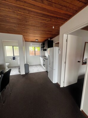 公寓, 2 间卧室 (Unit 4) | 起居区 | 平板电视