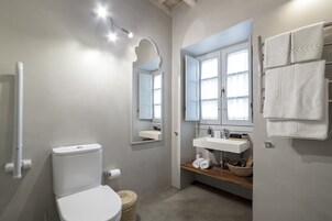 Habitación doble, vistas al patio (Courtyard) | Baño | Ducha y cabezal de ducha tipo lluvia