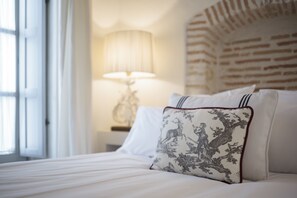 Suite júnior, vistes al jardí | Caixa forta a l'habitació, decoració individual i mobiliari individual 