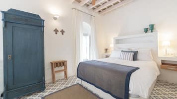 Kahden hengen huone, parveke (Blue Double) | Tallelokero huoneessa, yksilöllisesti sisustettu