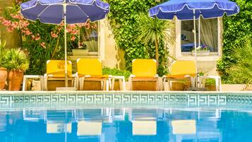 Una piscina al aire libre de temporada (de 09:30 a 20:00), sombrillas