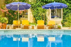Piscine extérieure (ouverte en saison), parasols de plage