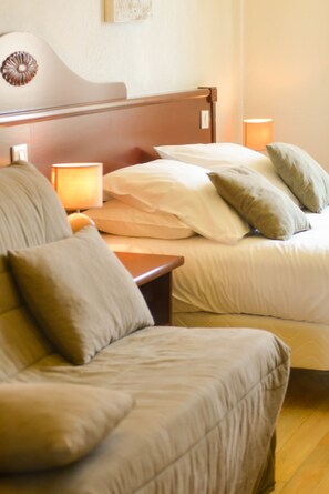 Triple or Quadruple Superior Room -  Logis Hôtel Restaurant Résidence (Nissan-lez-Enserune)