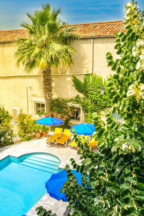 Seasonal outdoor pool, open 9:30 AM to 8 PM, pool umbrellas -  Logis Hôtel Restaurant Résidence (Nissan-lez-Enserune)