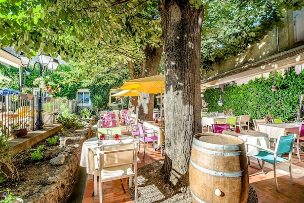Dîner servi sur place, vue sur la piscine