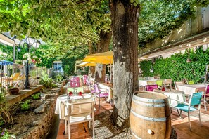 Se sirven cenas y cocina francesa; con vista a la alberca 
