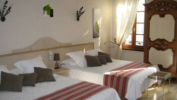 Habitación superior | Minibar, caja fuerte, escritorio y espacio para trabajar con un portátil