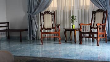 Family Suite, 1 King Bed | Living area | 32-inch LED TV with satellite channels