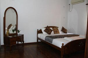 Deluxe Room, 1 King Bed (No AC) | Desk, soundproofing, cribs (surcharge), rollaway beds (surcharge)