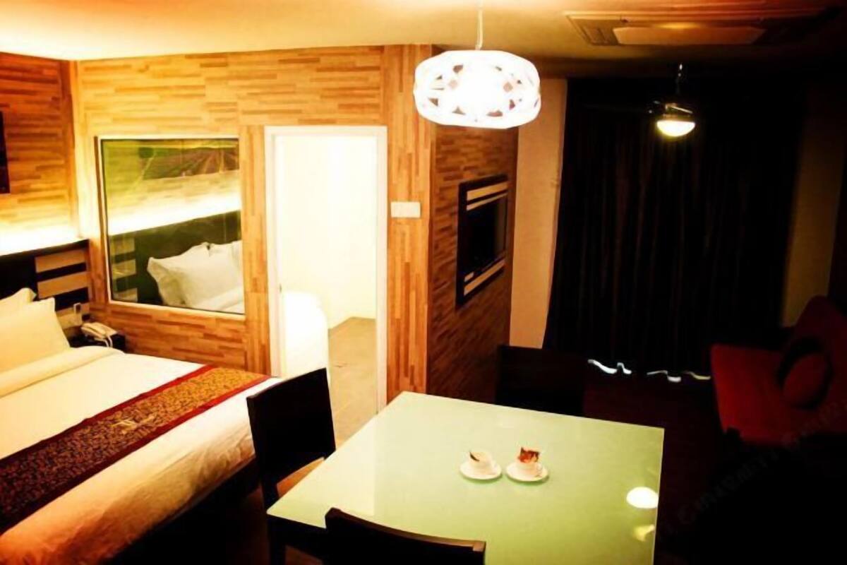 In-room safe, desk, soundproofing, WiFi (free)