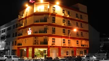 Depan hartanah - siang/malam
