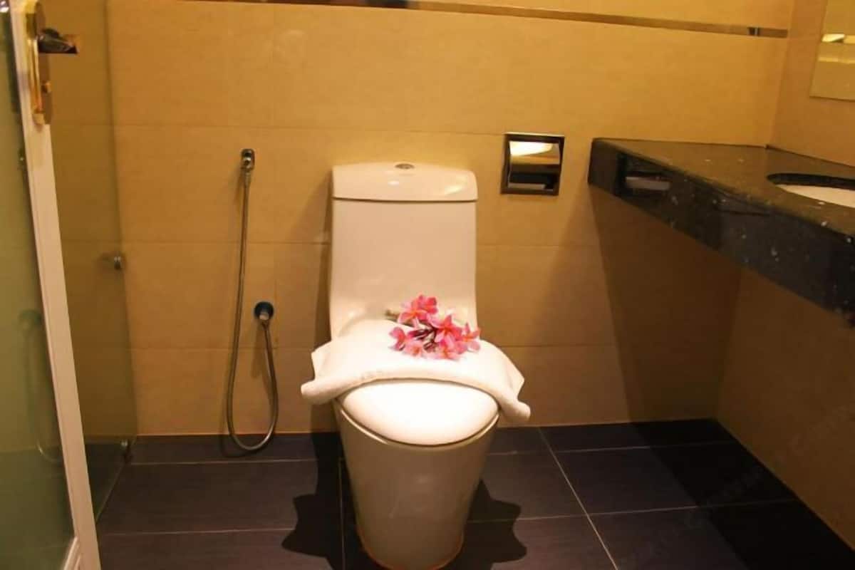 Dusche, kostenlose Toilettenartikel, Hausschuhe, Handtücher
