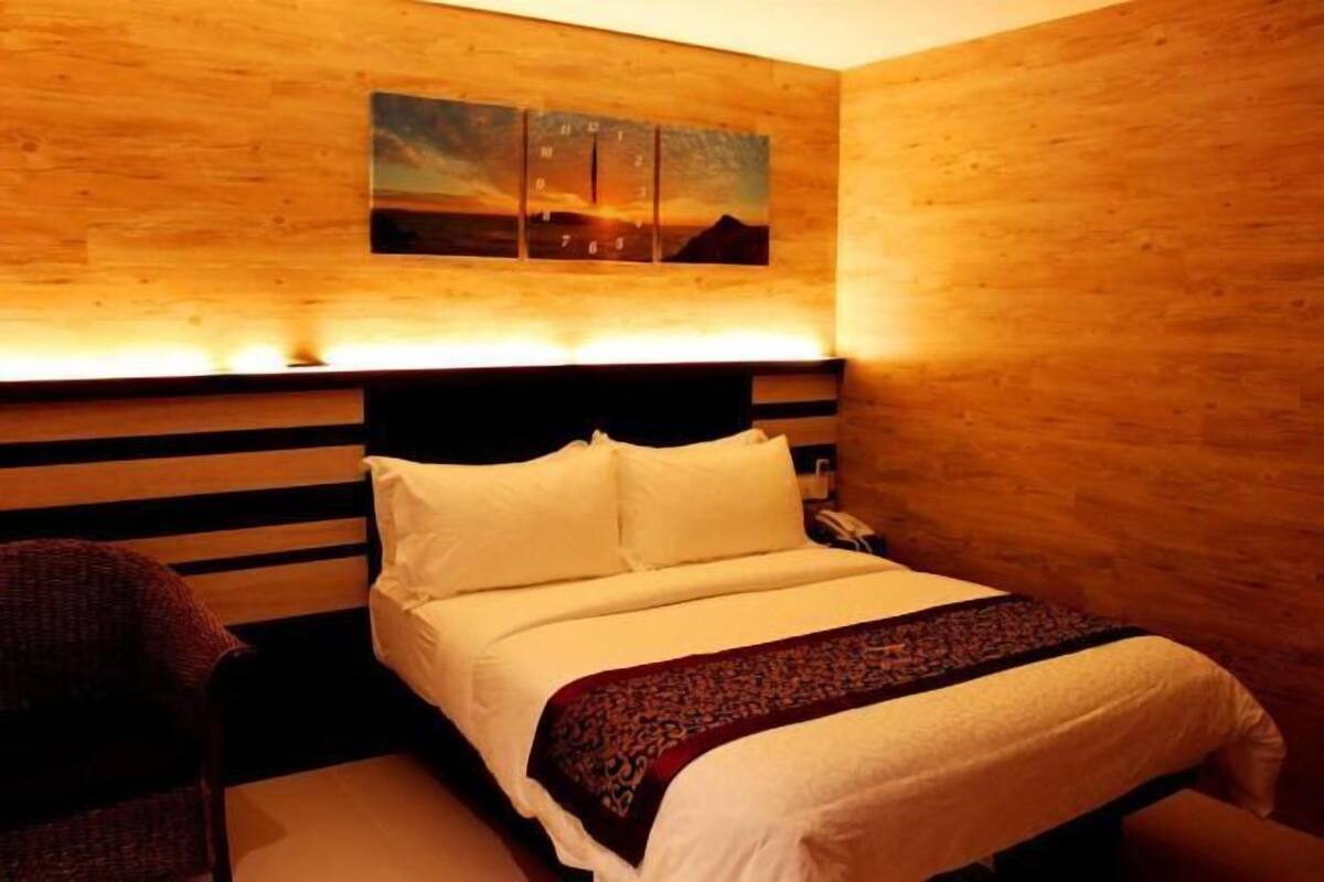 In-room safe, desk, soundproofing, WiFi (free)