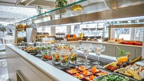 Een buffet met diverse gerechten en dranken.