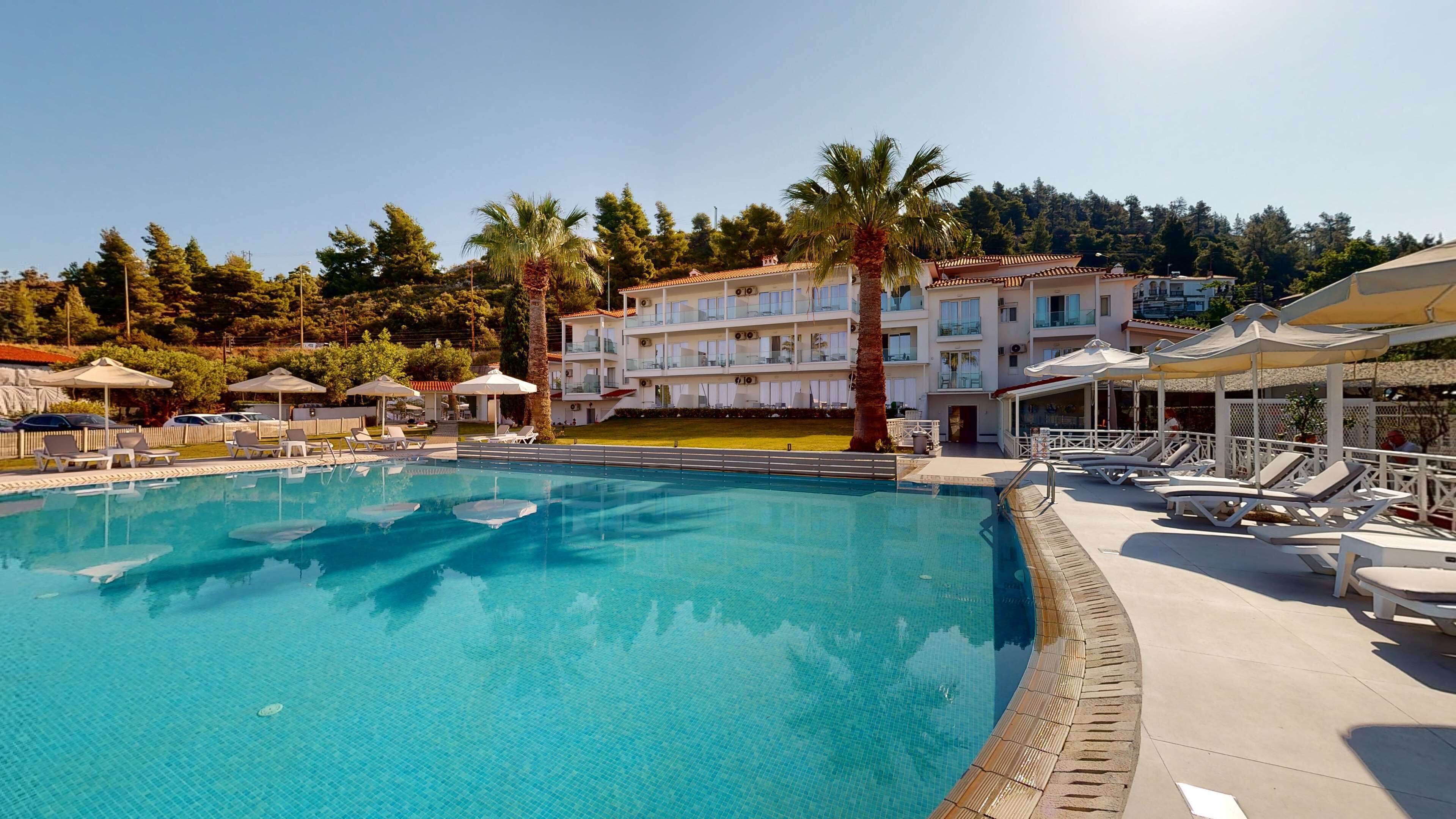 Una piscina al aire libre, sombrillas