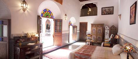 Surmatelas, coffres-forts dans les chambres, décoration personnalisée