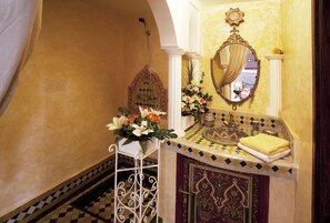 Superior Double or Twin Room | Bathroom