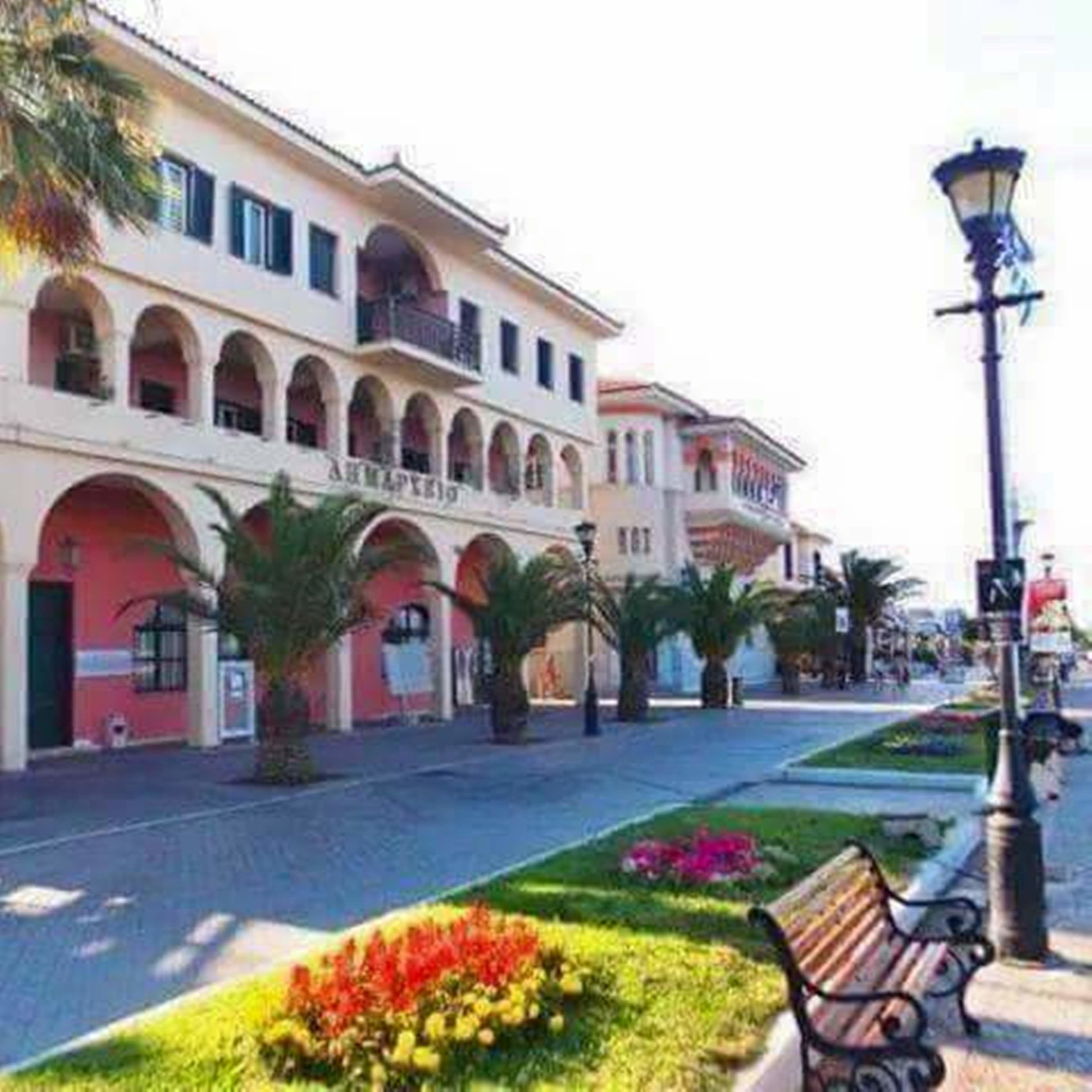 Beach nearby, white sand, beach shuttle, sun loungers