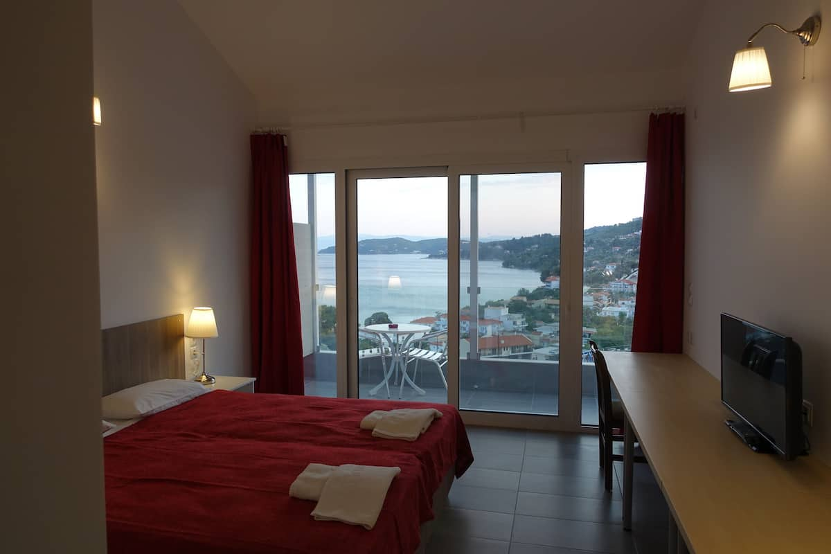 Chambre double ou avec lits jumeaux, balcon, vue sur la mer | Literie de qualité, lit avec matelas à plateau-coussin, minibar