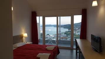 Premium bedding, pillowtop beds, minibar, in-room safe