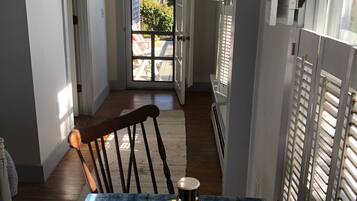 Standard Room, 1 Queen Bed, Private Bathroom, Partial Ocean View