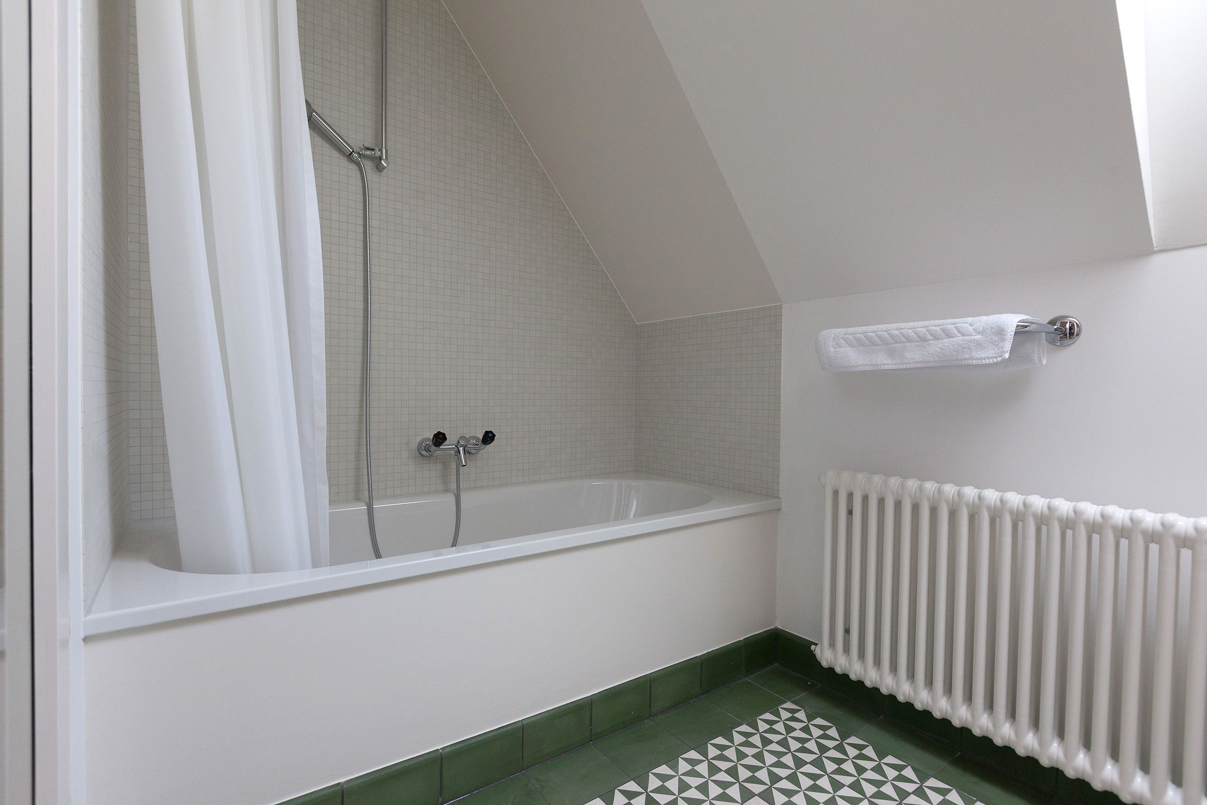 xcomfort room, park view (for 4 people) | bathroom | separate bathtub and shower, deep-soaking bathtub