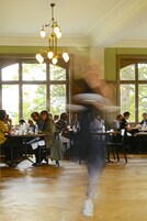 Se sirven desayunos, almuerzos y cenas; cocina internacional