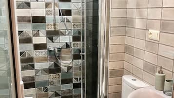 Chambre de base double | Salle de bain | Articles de toilette (gratuits), séchoir à cheveux, pantoufles