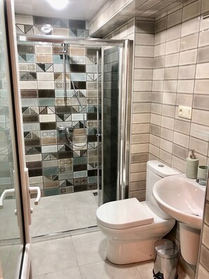 Basic Double Room | Bathroom | Free toiletries, hair dryer, slippers, towels - Red Fox Guesthouse (Tbilisi)