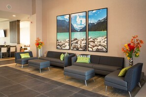 Lobby - Wingate By Wyndham Calgary Airport (Calgary)