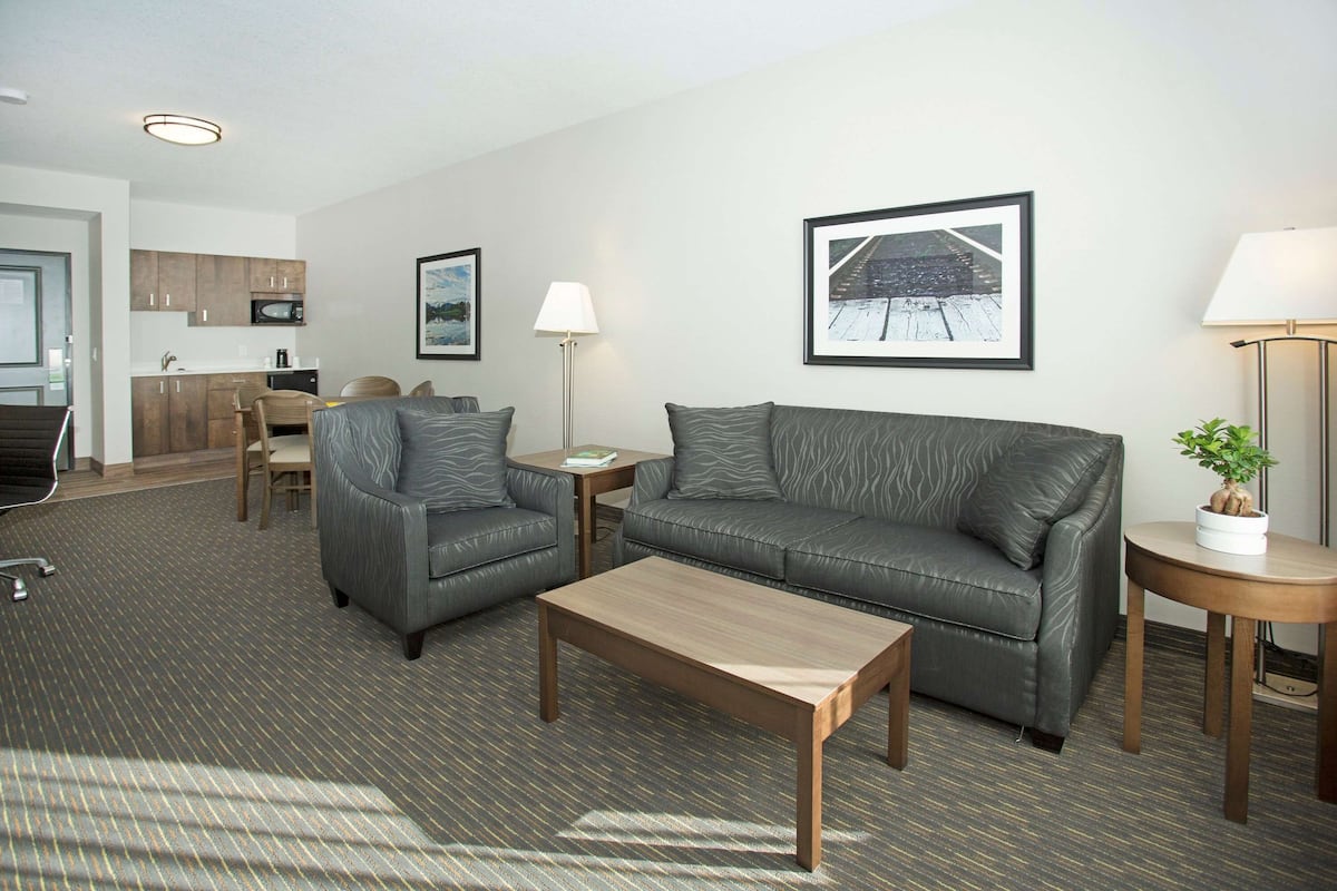 Studio Suite, 1 King Bed, Non Smoking | 1 bedroom, pillowtop beds, in-room safe, desk